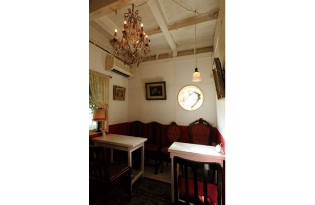 「カフェーマル」の店内