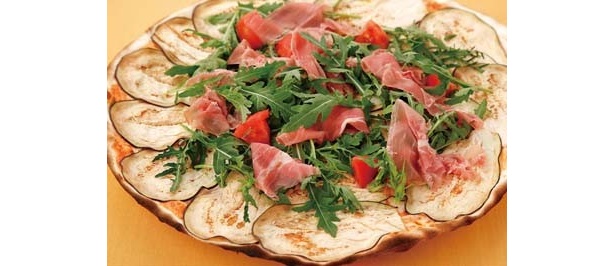 直径40cmの薄型ピザが食べられる｢ケ ヴォーリア｣は店名の名を冠したピッツァ(1680円/写真)も