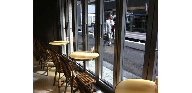 ｢カフェ エメ・ヴィベール｣は、パリ風の内観がかわいい