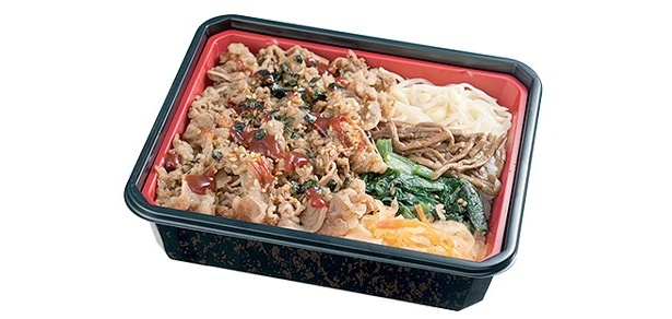 醤油、みりん、ゴマ油、ニンニク、ショウガなどで味付けしたピリ辛の焼肉と、大豆、モヤシ、ぜんまい、小松菜、大根のナムルがどっさりのった、味だけでなくボリューム感も満足の一品