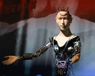 京都・高台寺にロボット技術で進化した仏像、アンドロイド観音「マインダー」誕生！　法話にプロジェクションマッピングも