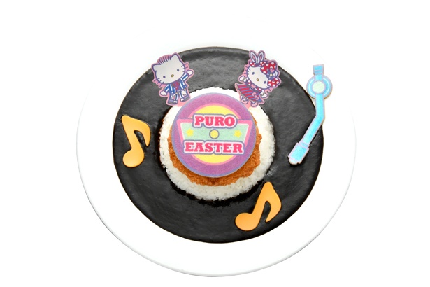 真っ黒なカレーでレコードをイメージし、ハムカツをトッピング。楽しそうに踊るハローキティ＆ディアダニエルにも注目を！「キティ＆ダニエルのレコードカレー」(1200円)。