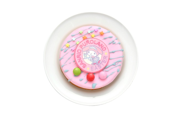 ポップにデコレーションされた、ピンク色のバウムクーヘンに胸キュン！「マイメロディのレコード♪デコバウム」(700円)