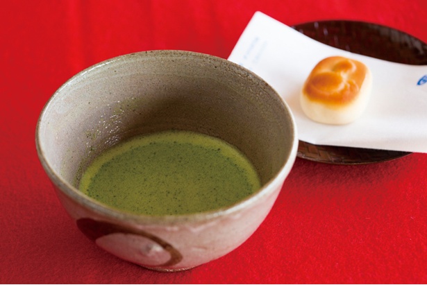唐津焼の茶碗で本格的な抹茶が飲める / 名護屋城茶苑 海月