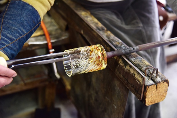 片手で棒を回しながら、コップの口を広げる難しい作業 / 吹きガラス工房 粋工房