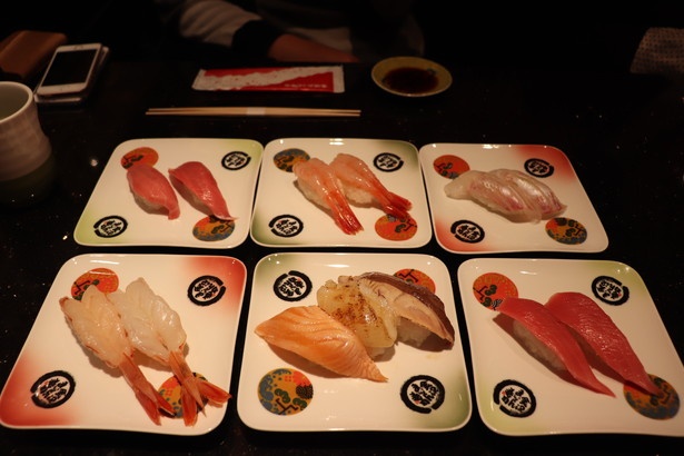 北陸の魚介を中心にさまざまな寿司が並ぶ