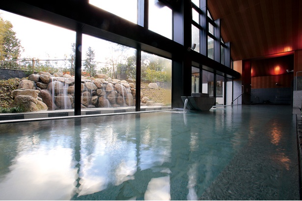 宗像王丸・天然温泉やまつばさ / 幅が十間(約18m)もある「十間風呂」。毎日、閉館後にすべての湯を抜き、新しい湯で満たしている