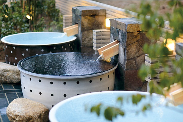 宗像王丸・天然温泉やまつばさ / 「壺湯」のほか、露天風呂の一部の湯舟では天然水を使用している