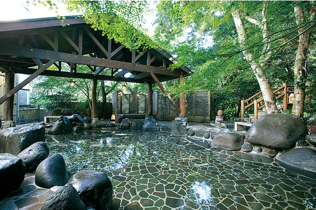 久山温泉 ホテル夢家 / 緑の木々に囲まれた露天風呂。夜はライトアップされ、神秘的な雰囲気に　