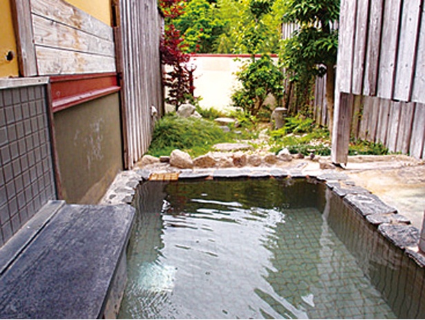 都久志の湯 / カエデの木が配された庭を眺めながら、湯を満喫できる「西府の湯」(貸切り湯)