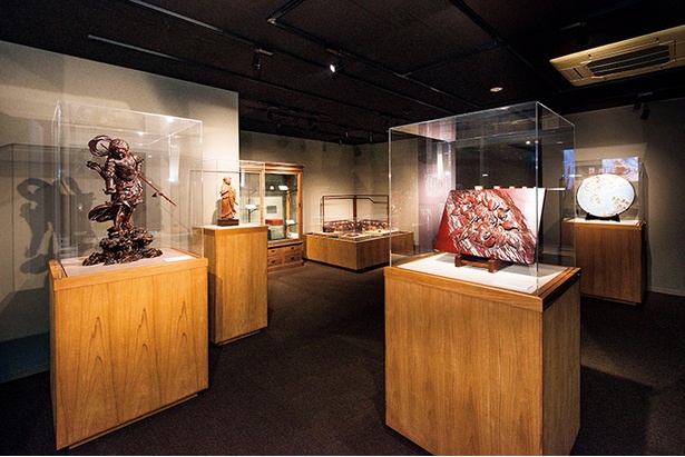 「鎌倉彫資料館」では入口から奥に進むにつれて時代をさかのぼるように作品が展示されている