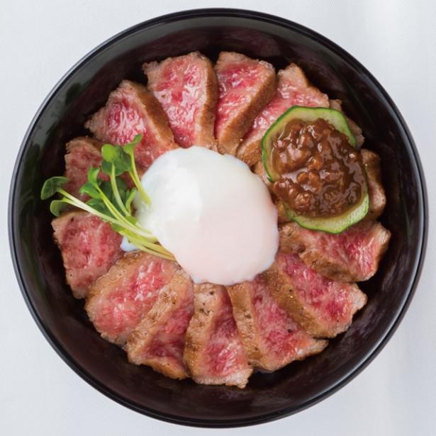 「あか牛丼 いわさき」の「いわさきのあか牛丼セット」(1620円)。味噌汁と漬物がセットになった満腹メニュー