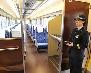 JR西日本・新快速に有料座席サービス「Aシート」導入！　快適性を高めた車両設備を最速レビュー