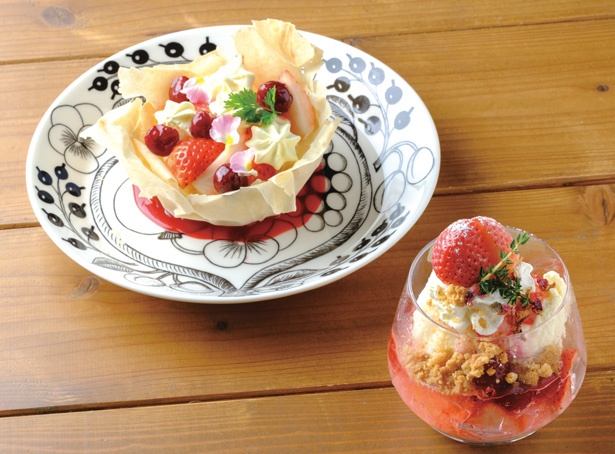 ｢いちごとサワーチェリーのヴァシュラン(左)｣(626円)、「いちごとバラのパフェ(右)」(626円) / C'EST CHOUETTE(愛知県日進市)