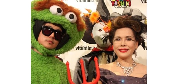 ゴミ箱ルックで登場した音楽プロデューサー・VERBALさんと写真撮影に応じるデヴィ夫人