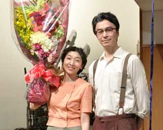 NHK「まんぷく」クランクアップで安藤サクラと長谷川博己がセレモニーに登場！ ｢この現場には希望しかなかった」と安藤
