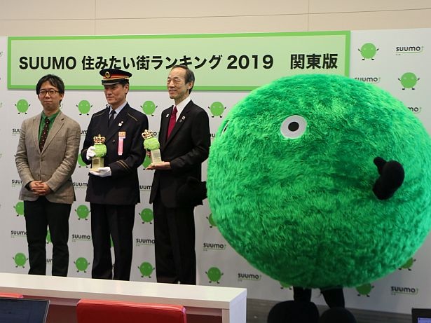 住みたい街ランキング1位を獲得し、トロフィーを受け取った横浜駅の駅長＆住みたい自治体ランキング1位を獲得した東京都港区の区長