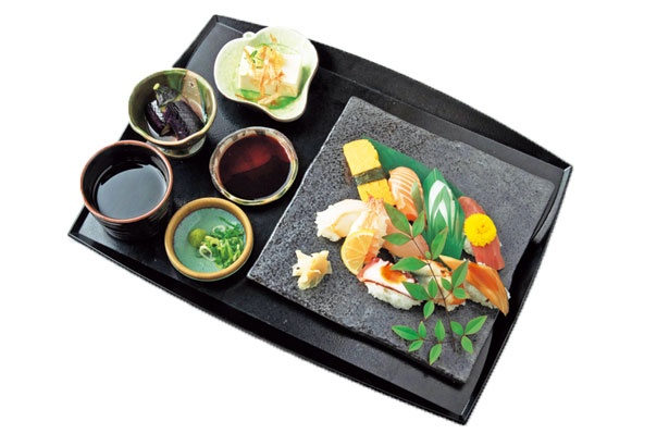 人気No.3！天ぷらも付く大ボリュームで、親子でシェアも可能な2～3月の、ゆのか寿司蕎麦御膳(2480円)/旬菜 ゆのか