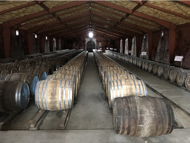180,000平方mの敷地内にある25棟の貯蔵庫で、樽に仕込まれたウイスキーが貯蔵されている