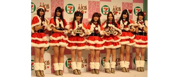 AKB48が“ミニスカサンタ”に変身！ 気になるXmasの予定は？
