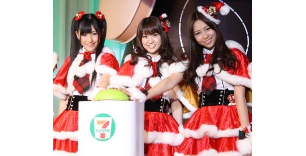 クリスマスツリーが点灯するボタンを押すと…