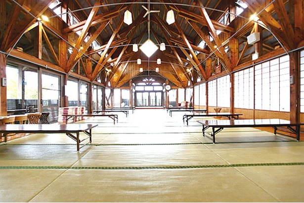 阿蘇白水温泉 瑠璃 / 無料休憩室は、40畳の大広間。天然木を組み上げた高い天井で開放的だ