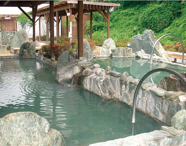 大町温泉 ひじり乃湯 / 内湯には源泉の高温浴や赤外線サウナがある。露天では歩行浴が人気　
