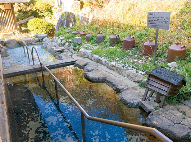 古湯温泉ONCRI / 玉砂利が敷かれた歩行湯。温水と冷水があり、行き来することで血行を促進する