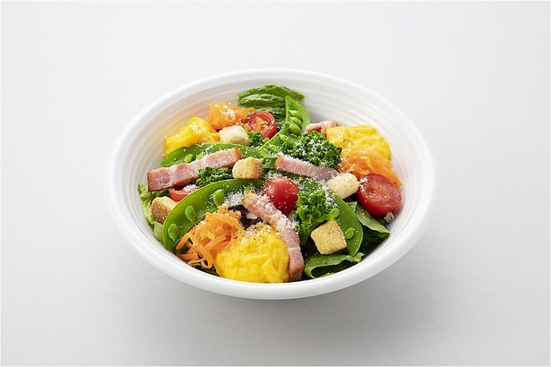 【サラダ】季節野菜ととろっとスクランブルのシーザーサラダ