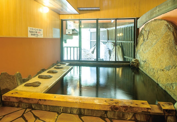 菊池渓谷温泉 岩蔵 / 渓谷を望む大浴場の内湯　