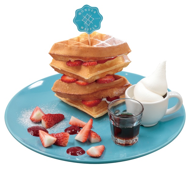 「ストロベリーワッフル(ドリンク付)」(1380円)/「Cafe WONDER」