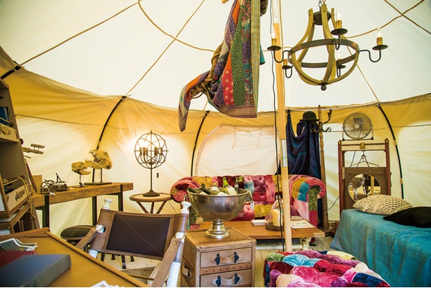 ベル型のテントは室内でも立って過ごせるよう、天井が高く設計されているのが特徴(写真はイメージ) / COMOREBI