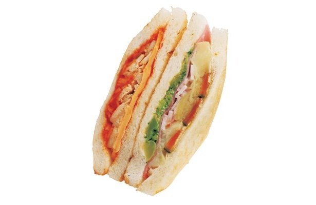 レンジでチンしてホクホク感もアップ！「とろ～りチーズトマトチキン＆季節野菜のサンド」(300円/ローソン)　※11月9日(火)発売