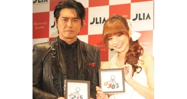 【写真】「ベストレザー二スト2010」に選出された高橋克典さんと優木まおみさん