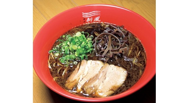 自慢のトンコツ100％スープに、濃厚なマー油（ニンニク香味油）がおいしさの秘訣となっている＂新トンコツ＂！　福岡の「博多新風」
