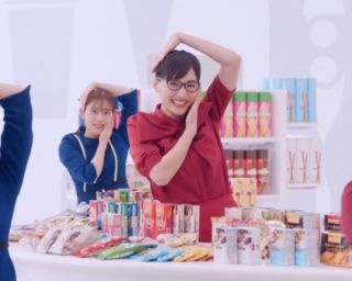 綾瀬はるかがグリコのスマイル体操で“最高の笑顔”を伝授！