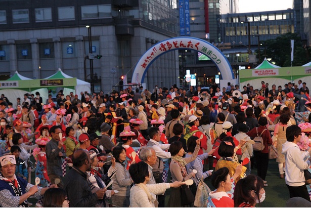 福岡市民の祭り 博多どんたく港まつり / どんたくのフィナーレ「総おどり」は最終日の夕方から。最後は博多一本締めで締められる