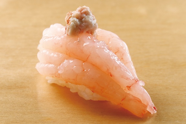 「食材への感謝を込めて最後までおいしく使い切る」と話すとおり、丁寧に取り出したエビ味噌をのせた甘エビの昆布締め。エビの甘味が口いっぱいに広がる