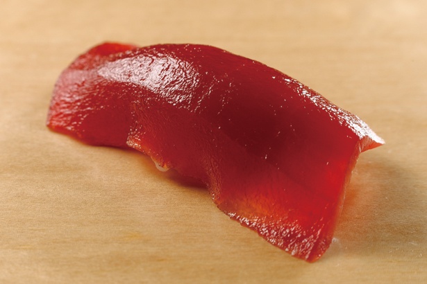 「特別な調味料を使うことよりも、手間をかけることに注力する」という店主が作る特製の煮切り醤油が、赤身本来の味わいを際立たせる、マグロの漬け