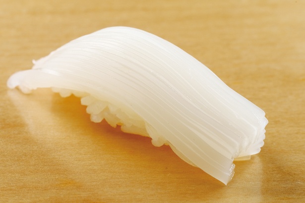 イカは1日寝かせることで、本来の歯応えがありながら程よい柔らかさになり、シャリとの食感のバランスが絶妙。仕上げは塩とスダチでさわやかに