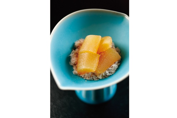 カズノコ味噌漬け。カズノコは1週間ほど味噌に漬け込み、味を染み込ませている。削りたてのカツオ節はふわふわだ
