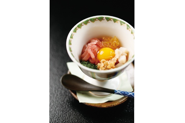 彩りも美しい五色納豆。マグロ、カズノコ、ホタテ、納豆、アサツキ、それぞれの風味を卵黄のまろやかさが包み込む。