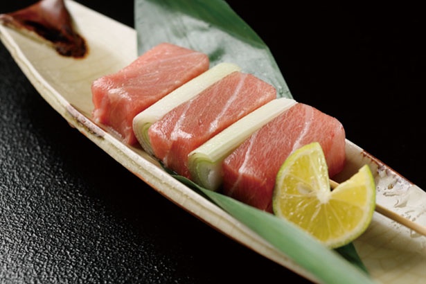 マグロを使ったねぎま。表面を香ばしく炙り、レアに仕上げてジューシーに。