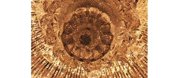 真下から見上げると、吸い込まれそうなほどの美しさ！(記者は特別に展示ケースの中に入ることを許されました)