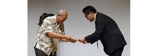 助成決定通知書交付式の様子