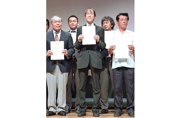 交付式後に行われた記念撮影の様子