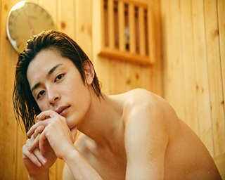 腹筋ローラーで鍛えたウエストラインにうっとり♡  塩野瑛久が武蔵小杉で朝風呂体験！