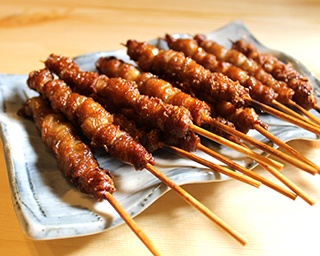 鶏皮を巻いた博多名物“かわ焼き”の名店の関西1号店が大阪に！