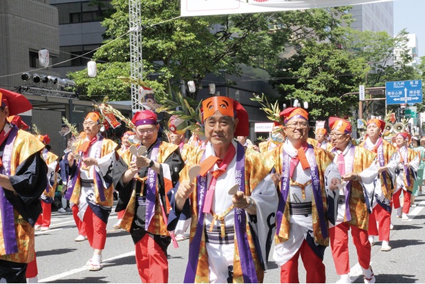  大通りを歩行者天国にして行われる華やかで迫力のあるパレードは必見 / 福岡市民の祭り 博多どんたく港まつり