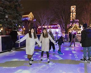 “氷を使わない”スケートリンクも！札幌「白い恋人パーク イルミネーション」